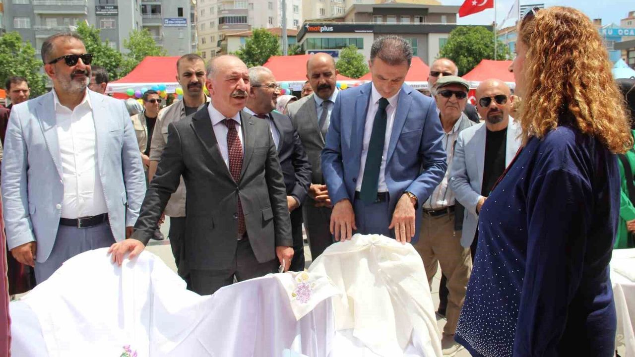 Çorum'da kursiyerlerin 1 yıldır yaptığı el emeği ü