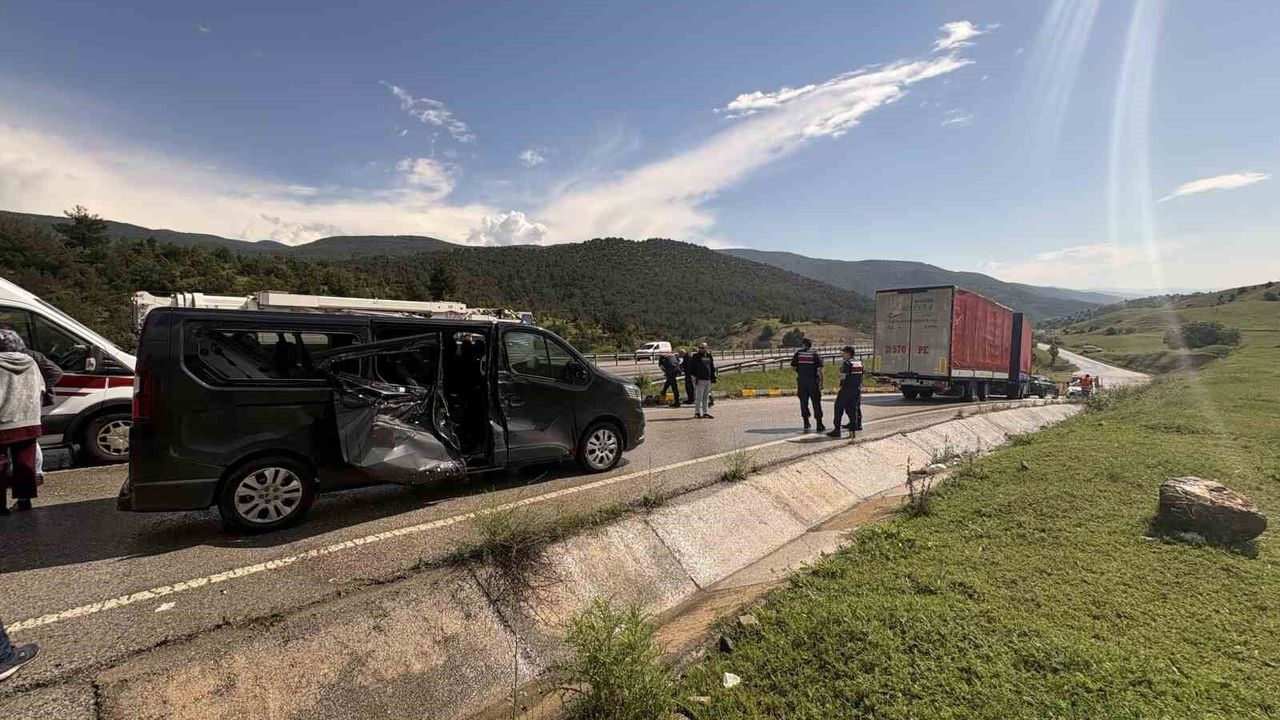 D100'de kayan kamyonun çarptığı minibüsteki 5 kişi yaralandı