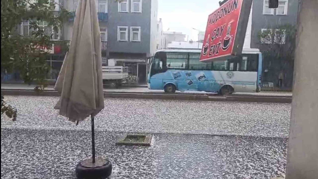 Demirözü'nde dolu yağışı etkili oldu