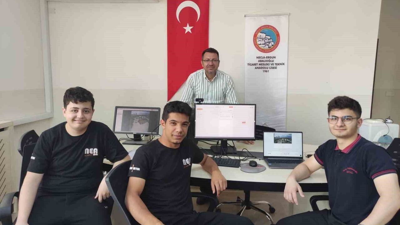 Denizlili gençlerin 'Hava kalitesini izleyen akıllı göz' pro