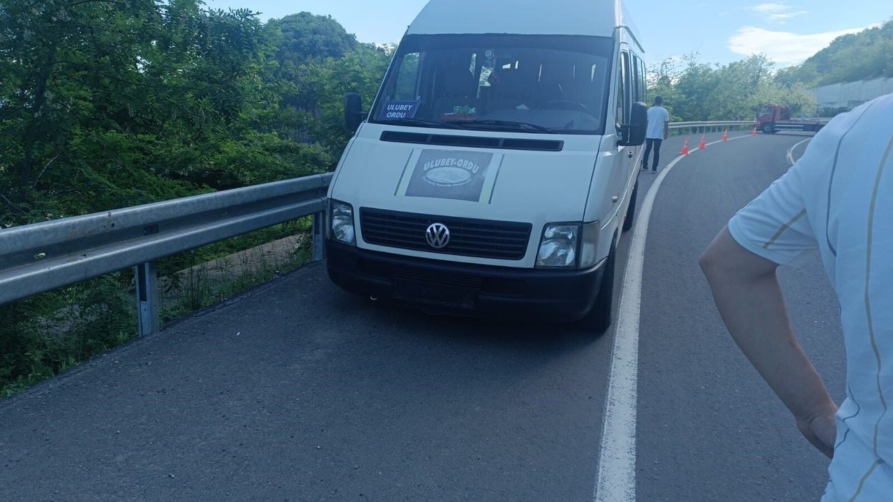Direksiyon başında kalp krizi geçirdi: Şoför hayatını kaybetti, yolcular kurtuldu