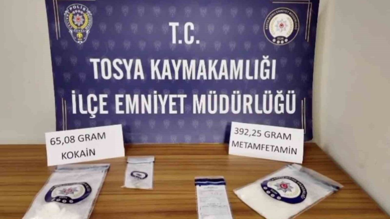 Durdurulan araçtan uyuşturucu çıktı: 2 tutuklama