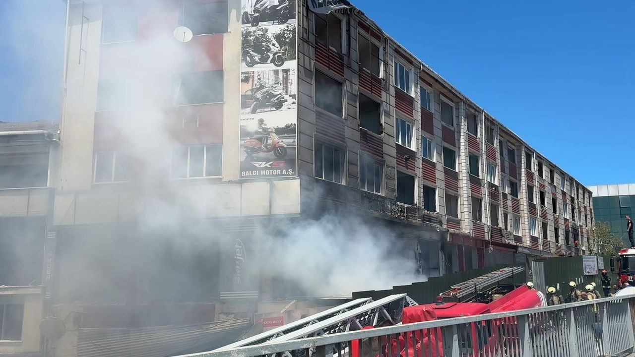 E-5 kenarındaki metruk binada yangın: Yan yolda trafik kilit