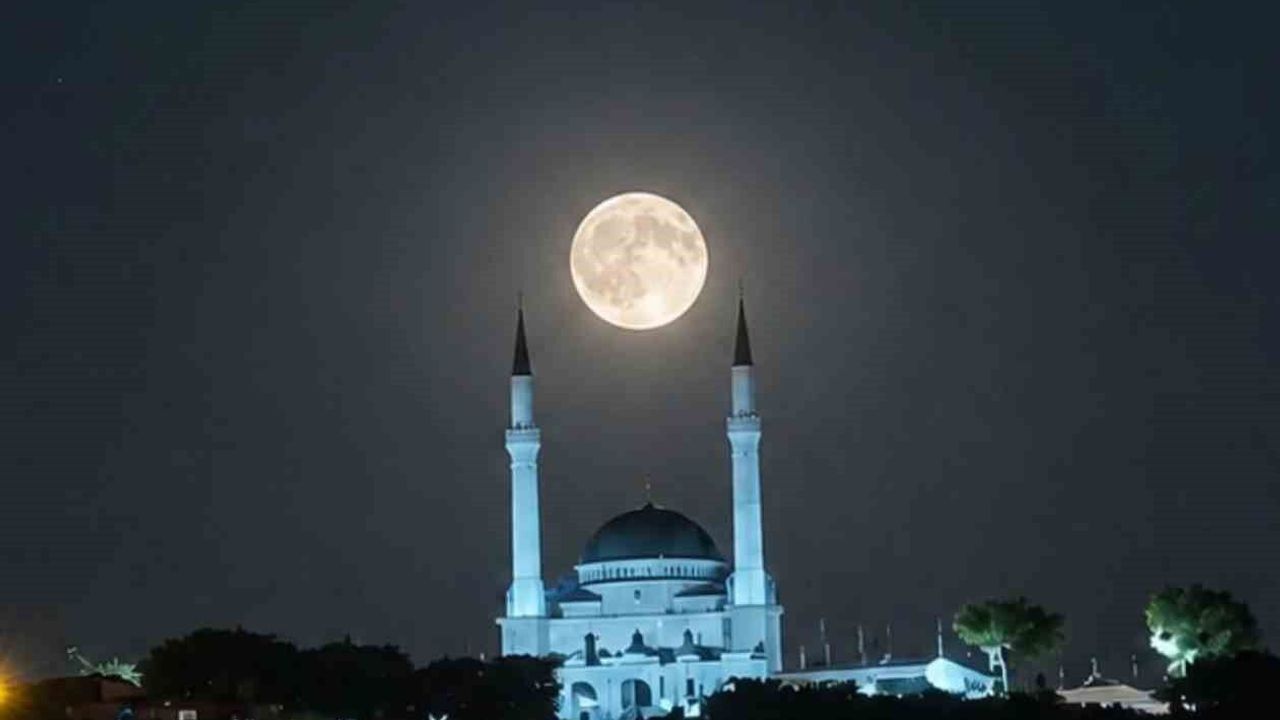 Edremit'te dolunay ve Ulu Cami buluşması görsel şölen sundu