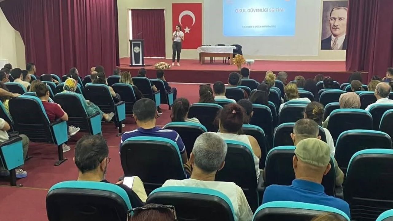 Edremit'te okul müdürleri ve rehber öğretmenlere siber güven