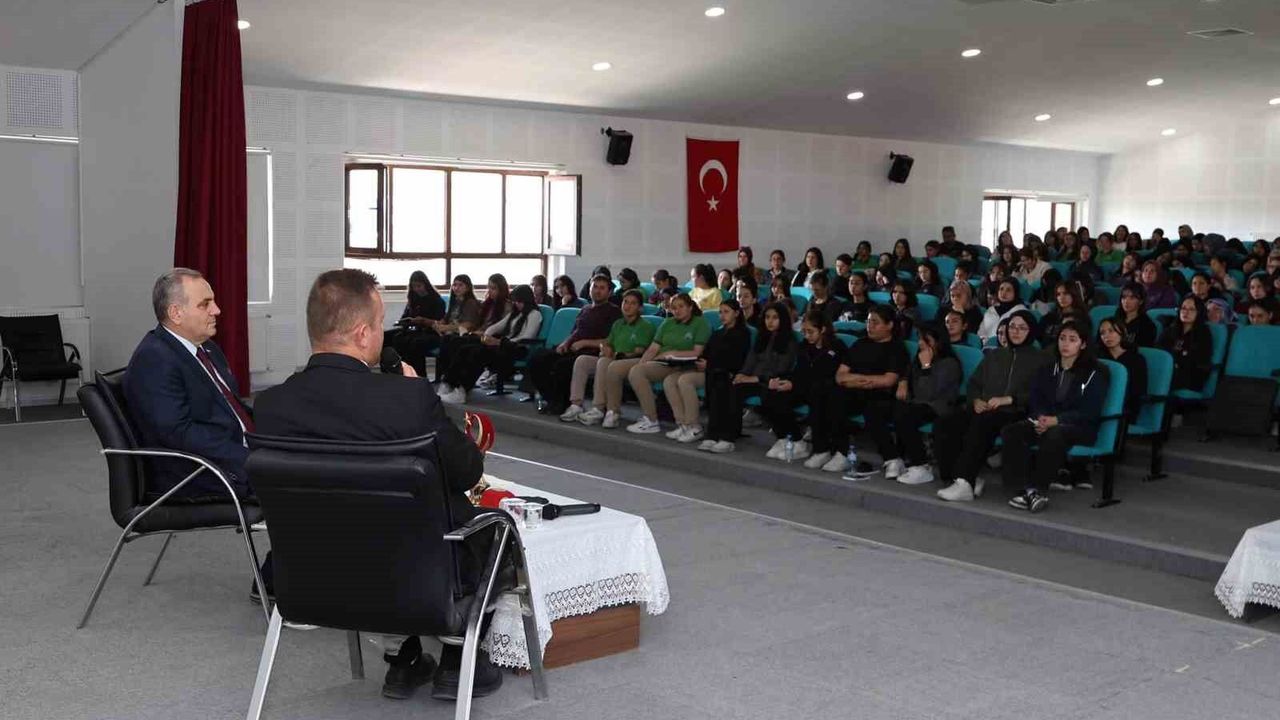 ERÜ Rektörü Altun, Develi'de öğrenciler ile buluştu