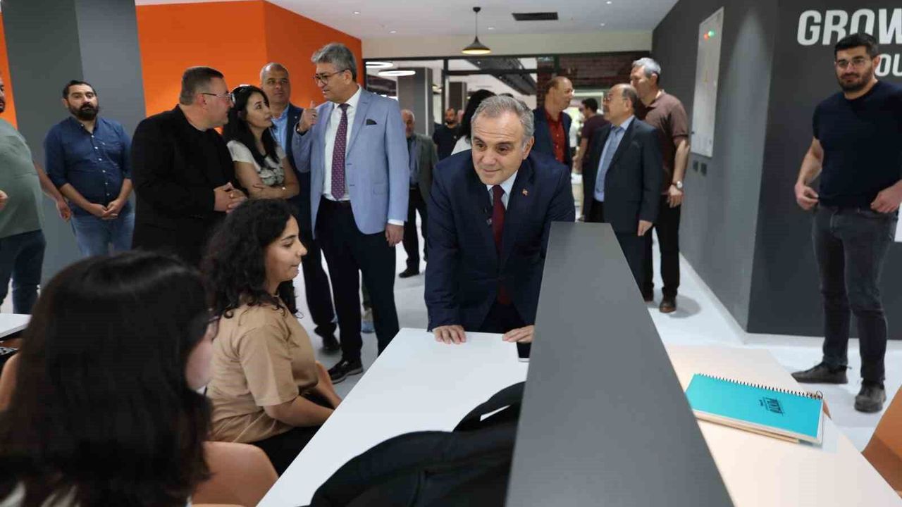ERÜ'nün yenilenen Kadir Has Merkez Kütüphanesi hizmete açıld