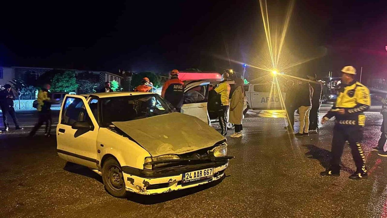 Erzincan'da 2 aracın çarpıştığı kazada 5 kişi yaralandı