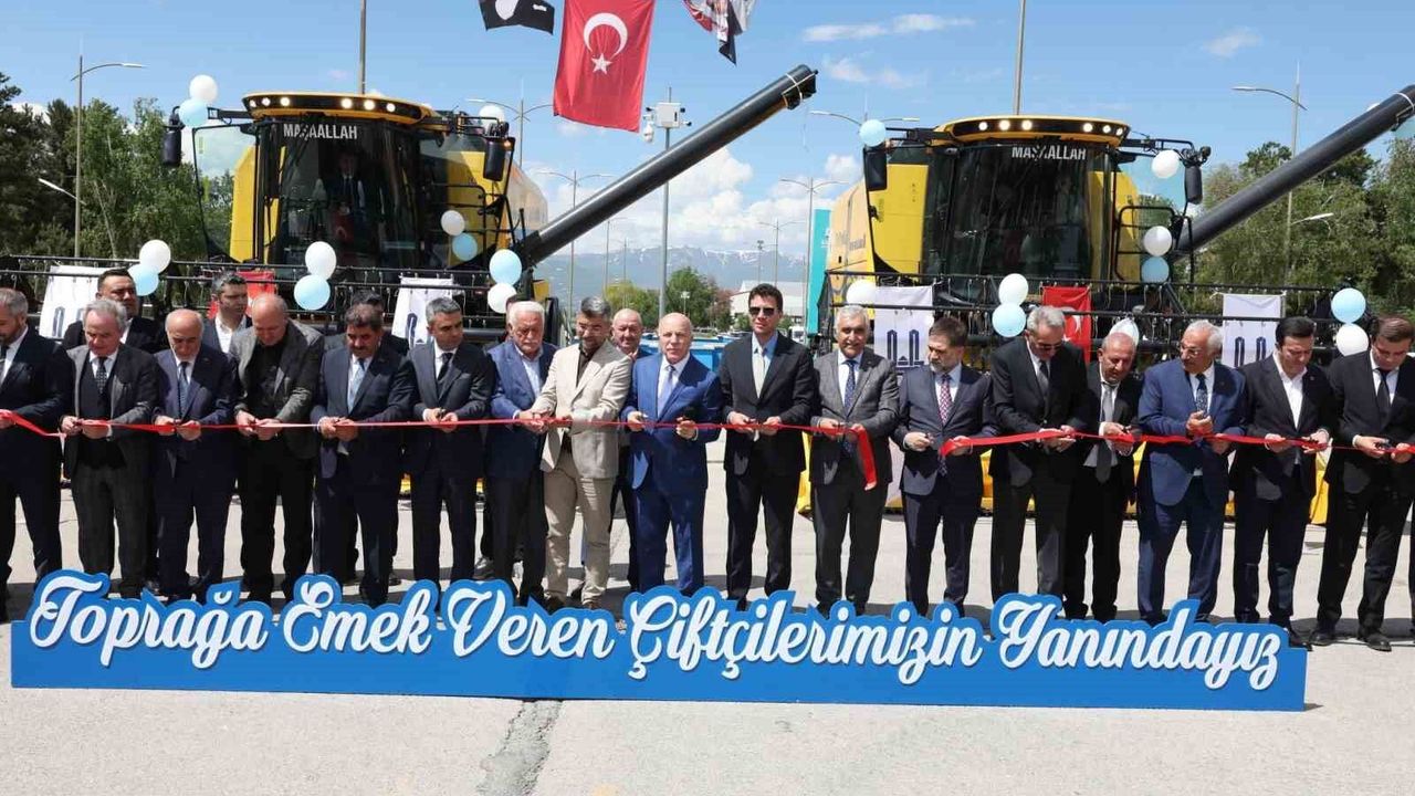 Erzurum'da bir ilk: Tarım makineleri parkına 2 biçerdöver, 4