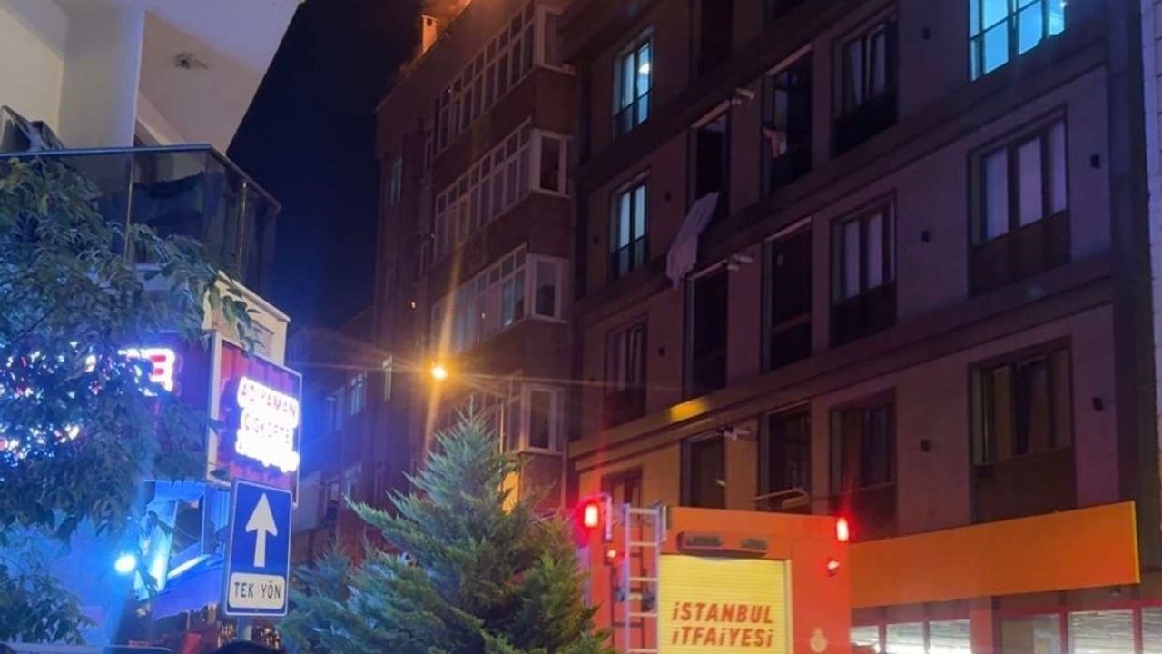 Esenyurt'ta 4 katlı binanın çatısında yangın