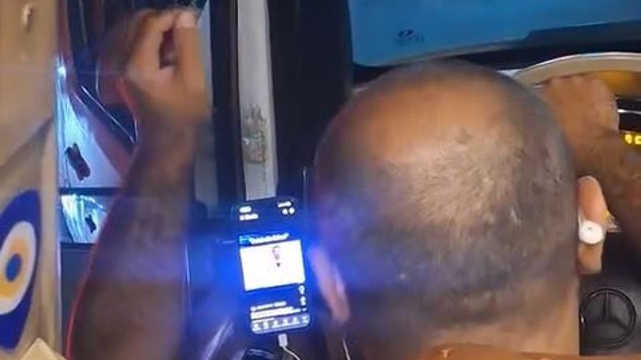 Esenyurt'ta minibüs şoförünün seyir halindeyken video izledi