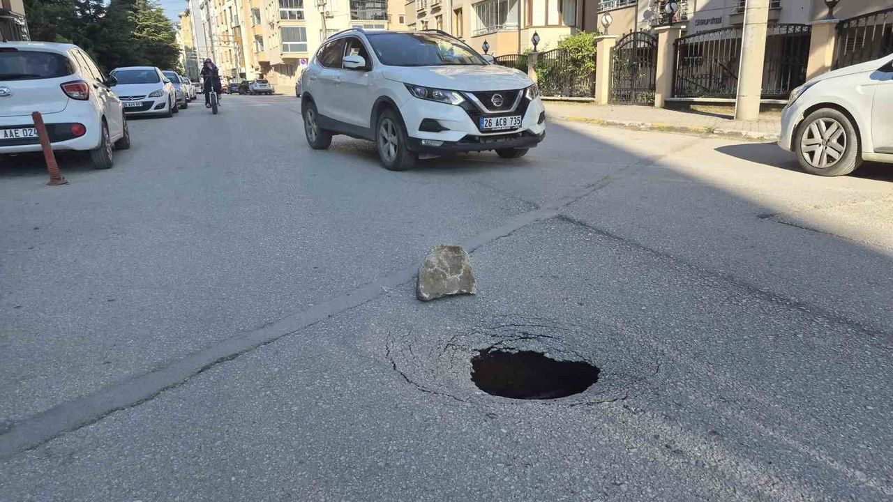 Eskişehir'de yol çöktü, sürücüler zor anlar yaşadı