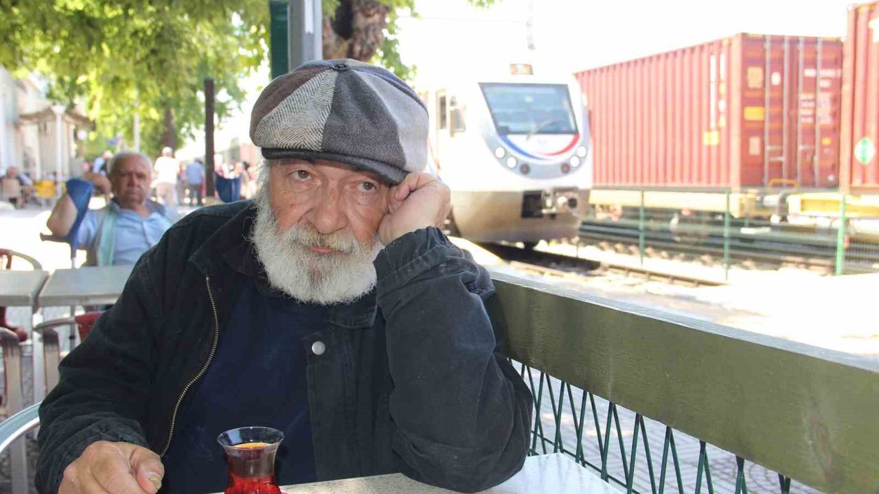Evsiz kaldı trenler evi oldu