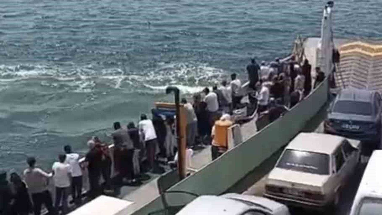 Feribottan denize düşen kişiye büfe çalışanından hayat kurta