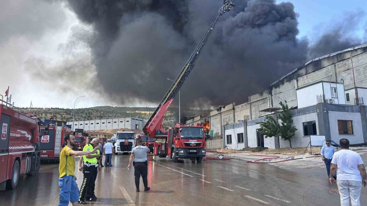 Gaziantep'te fabrika yangını: Ekiplerin müdahalesi sürüyor