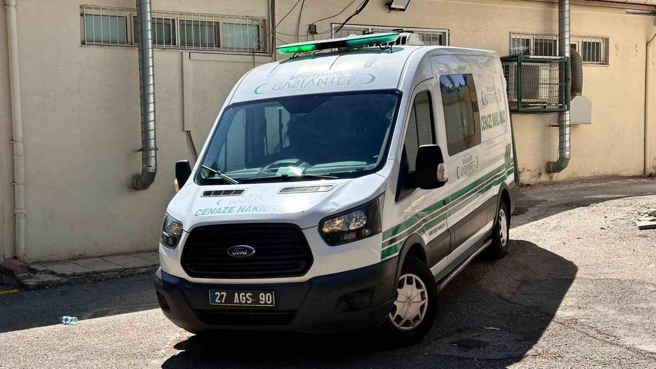 Gaziantep'te motosiklet bariyerlere çarptı: Genç sürücü haya