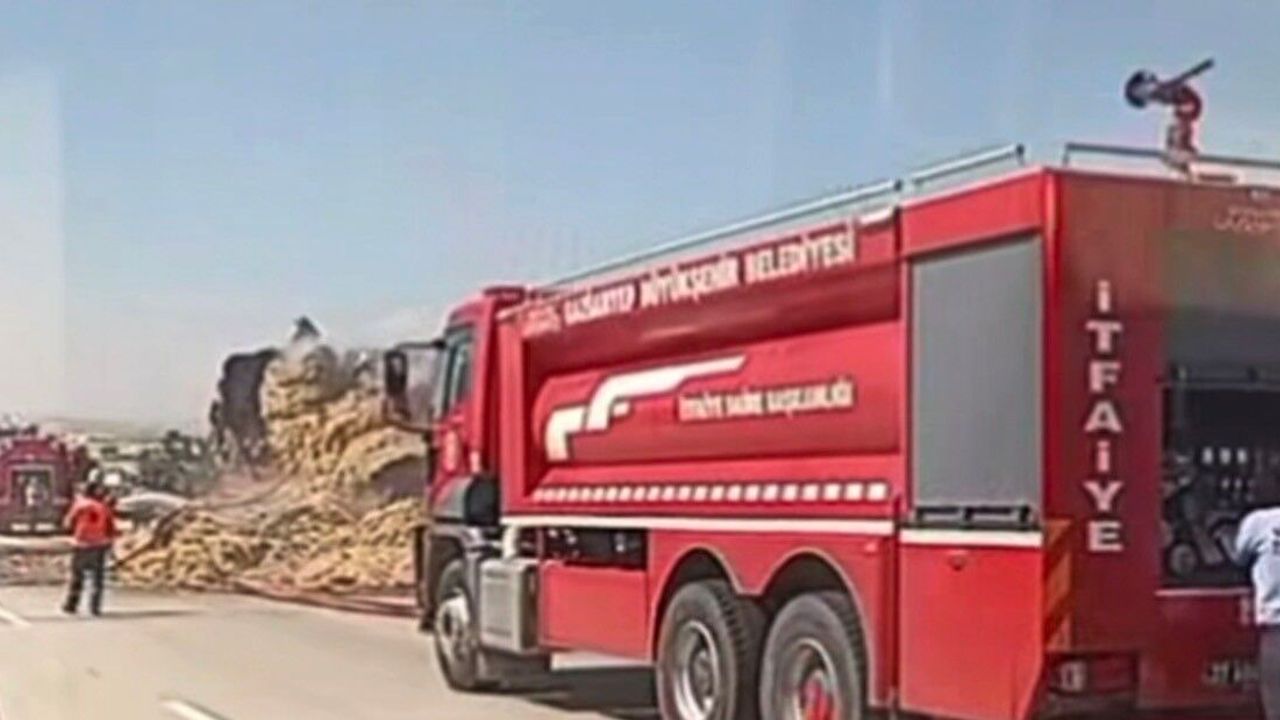 Gaziantep'te saman balyası yüklü tırda yangın