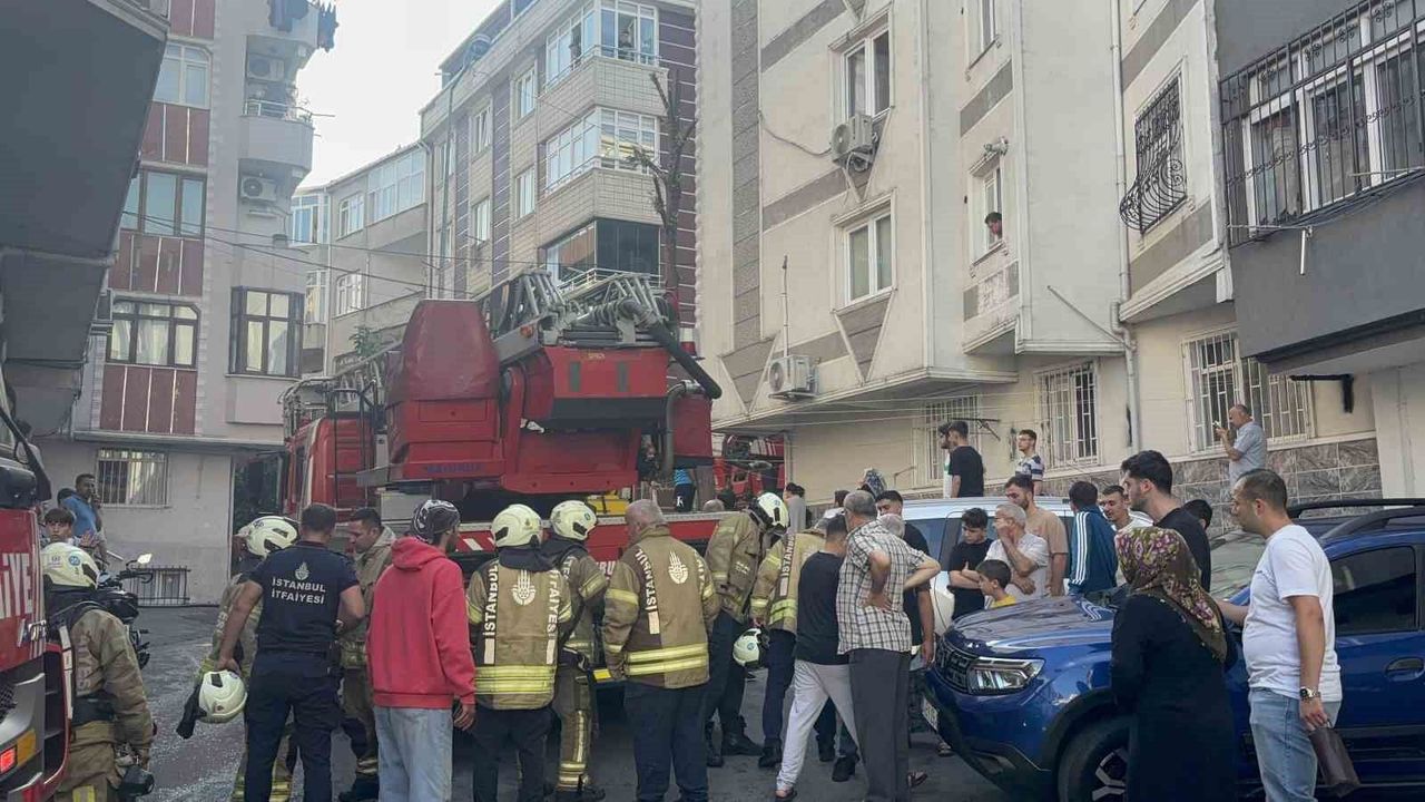Gaziosmanpaşa'da 4 katlı binada korkutan yangın