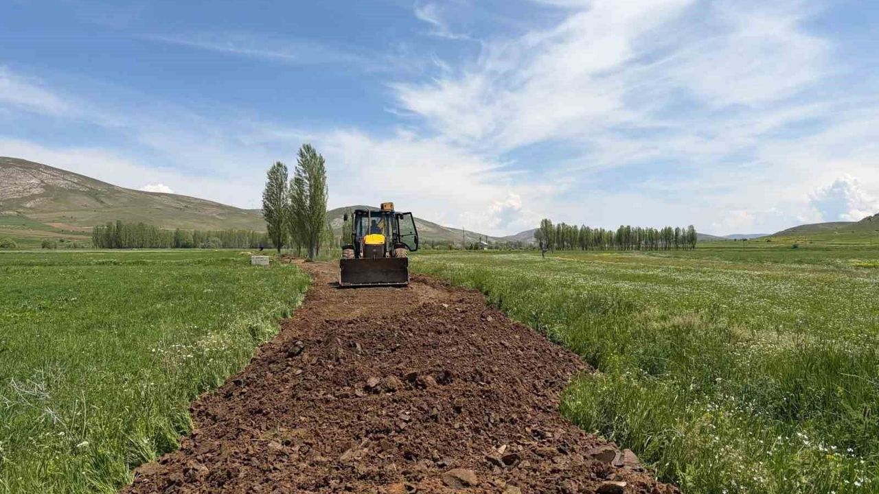 Gökçedere'de bozulan dağ ve arazi yollarında çalışma başlatı