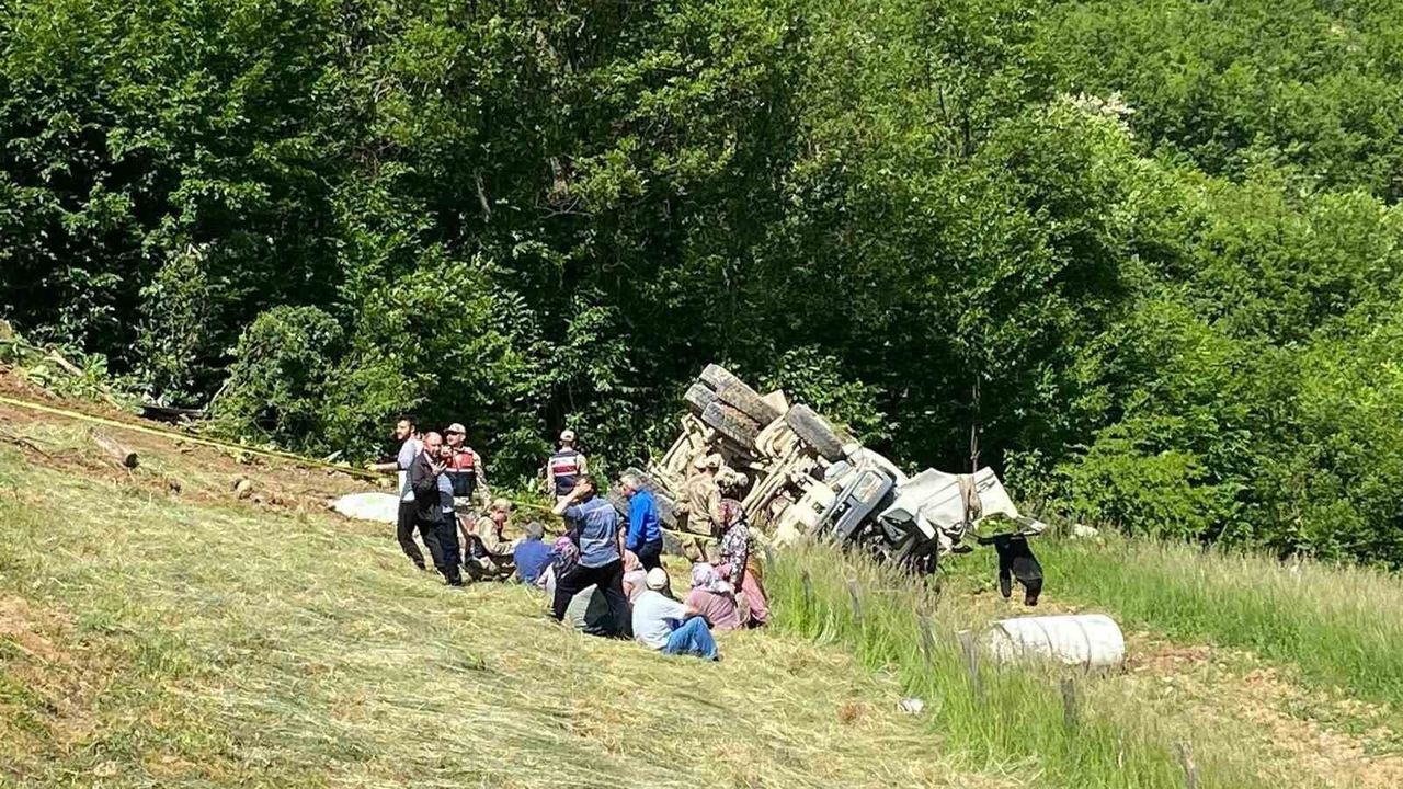 Gümüşhane'de beton mikseri 150 metrelik dik yamaçtan yuvarla