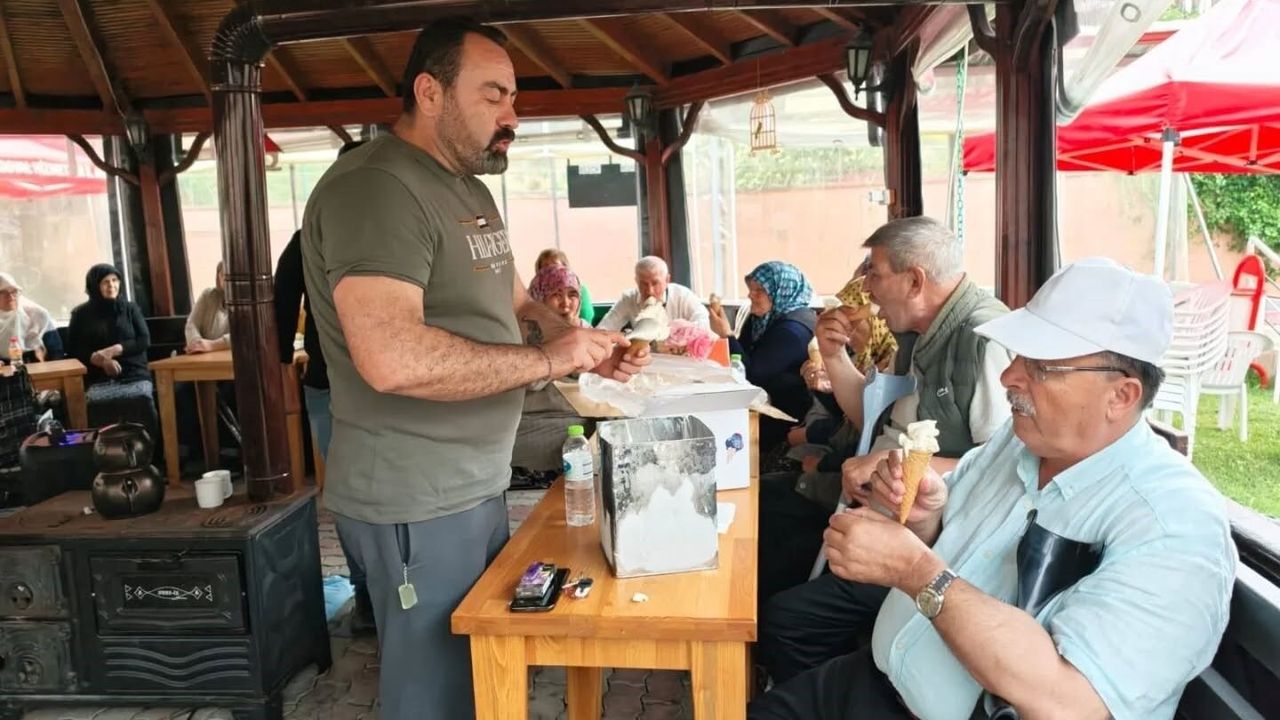 Huzurevinde dondurma keyfi