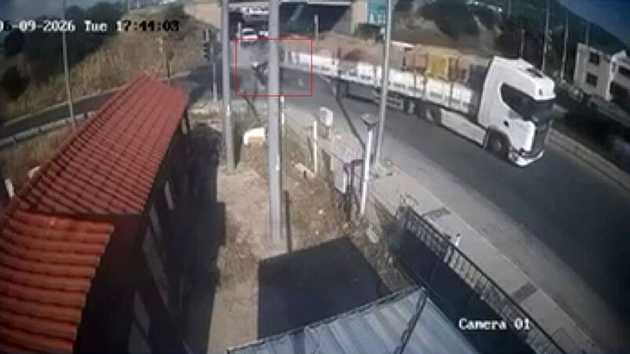 İzmir'de feci kaza: Tıra adeta ok gibi saplandı