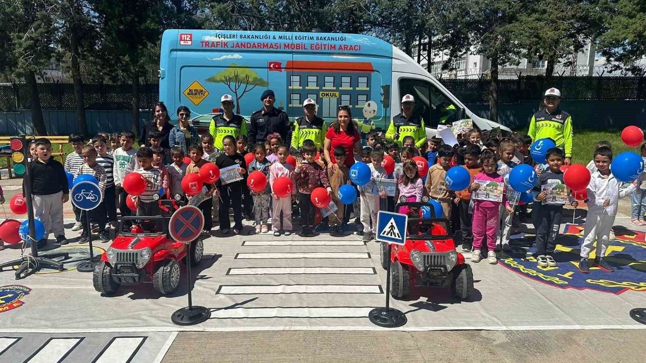 Jandarmadan 85 öğrenciye trafik eğitimi