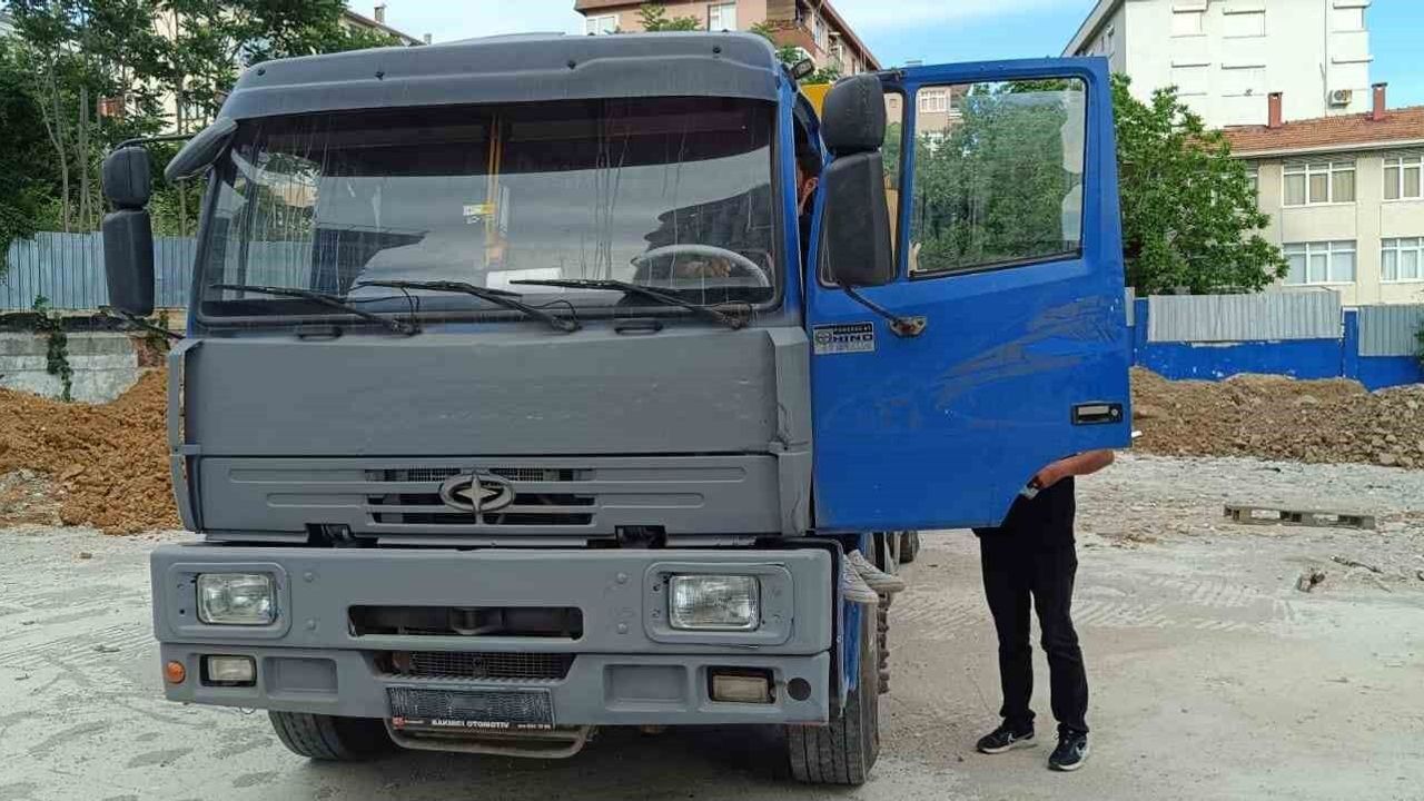 Kadıköy'de boş arsaya kaçak toprak döken plakasız kamyona 28