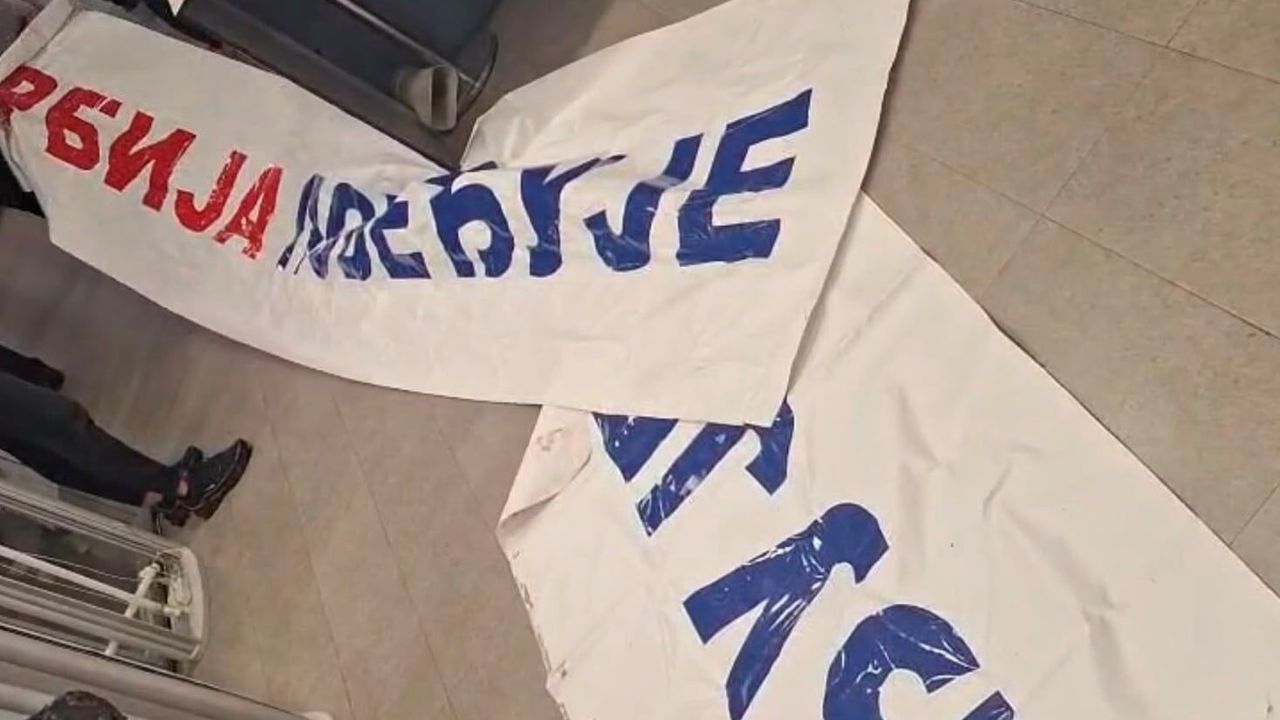 Karadağ, AB Zirvesi öncesi charter uçuşla ülkeye gelen 87 Sırbistan vatandaşını Sırbistan'a geri gönderdi