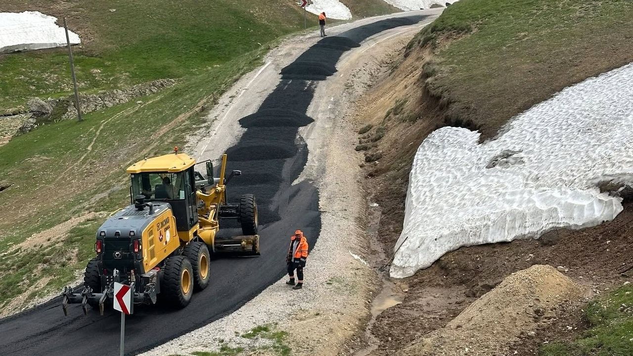 Karayolları Bayburt ekipleri Balahor yolunu asfalt