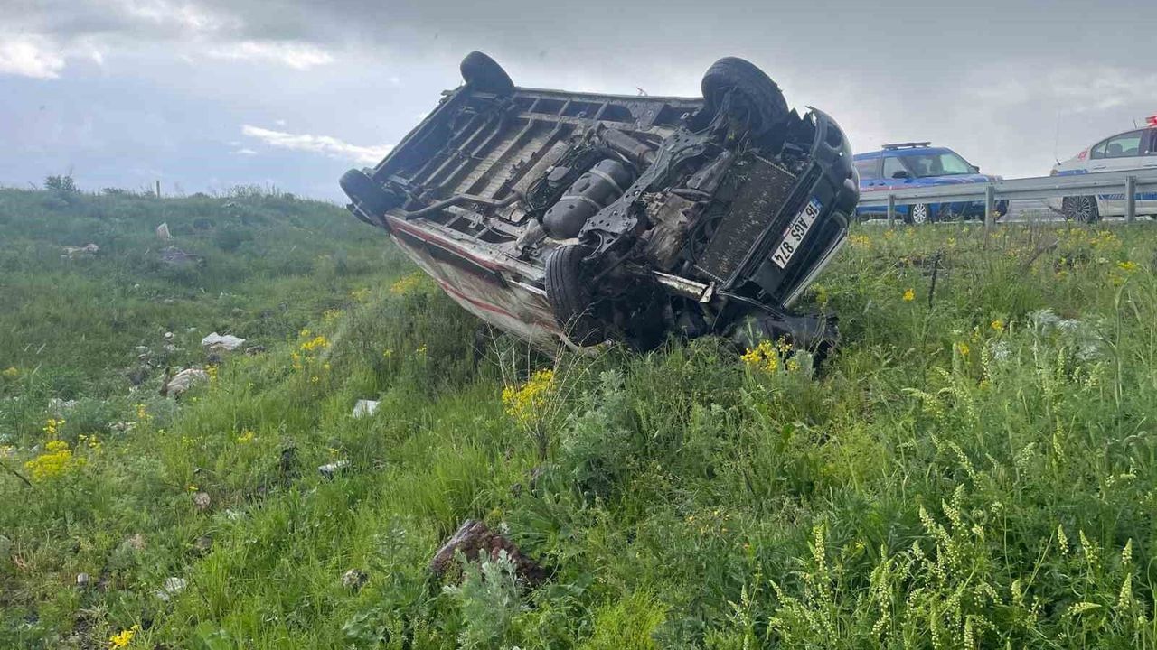Kars'ta ticari araç şarampole devrildi: 1 yaralı