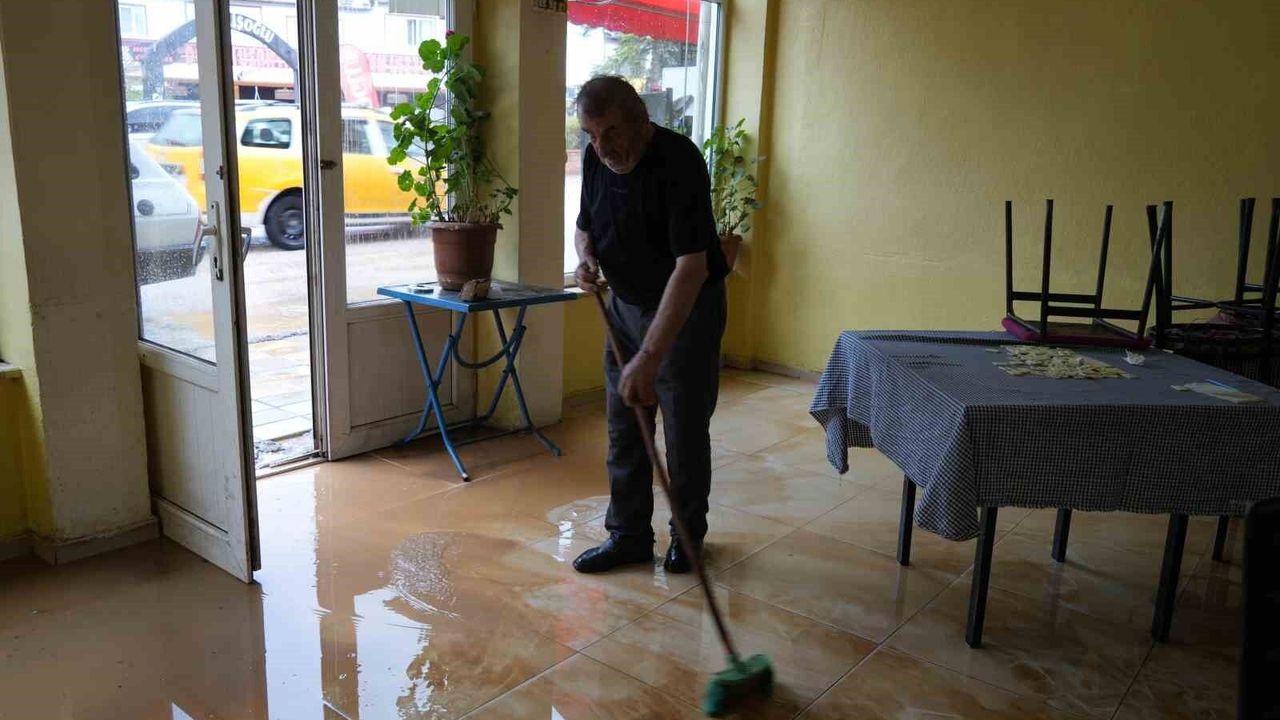 Kastamonu'da dolu yağışı hayatı felç etti: İlçe beyaza bürün