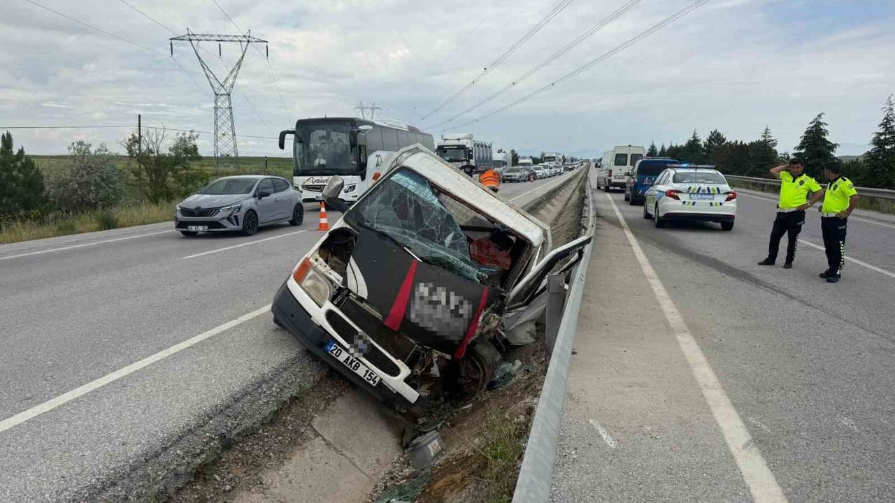 Kazada araçta sıkışan sürücünün imdadına vinç operatörü yeti