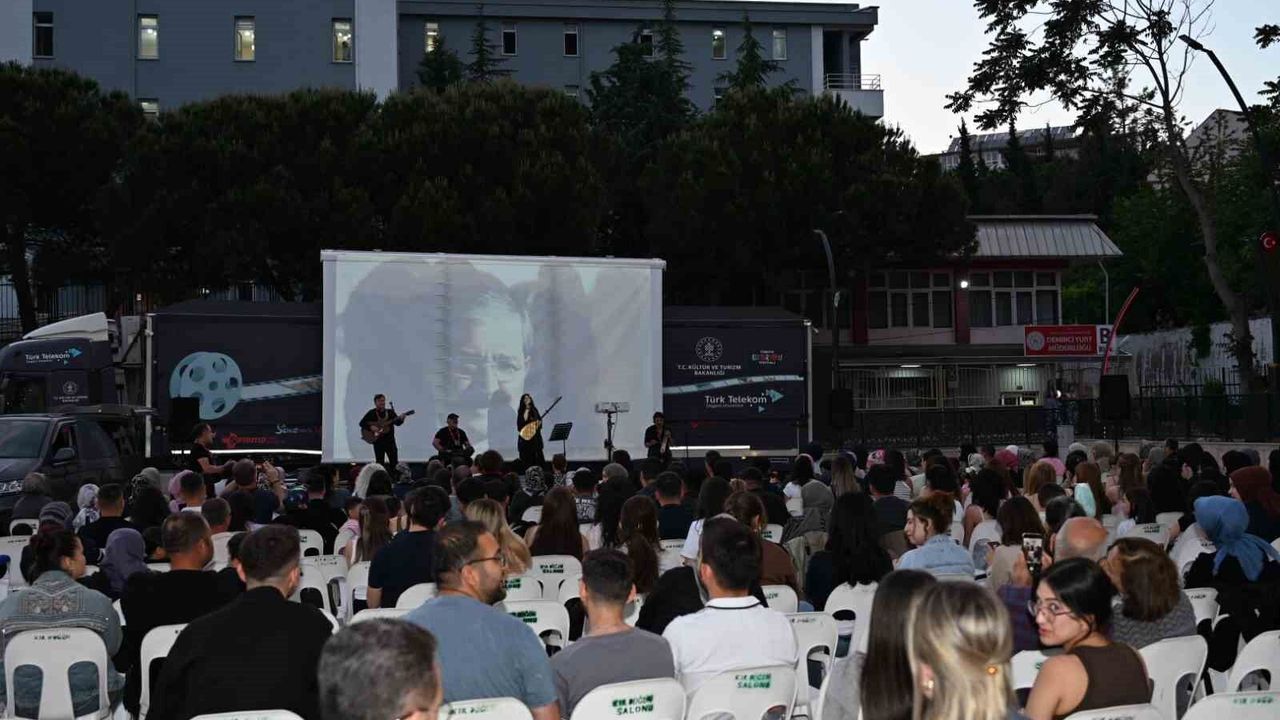 Manisa'da 'Gezen Sinema Tırı' coşkusu