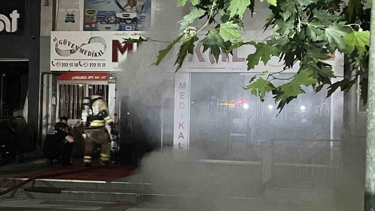 Manisa'da medikal ürünler satan iş yerinde yangın