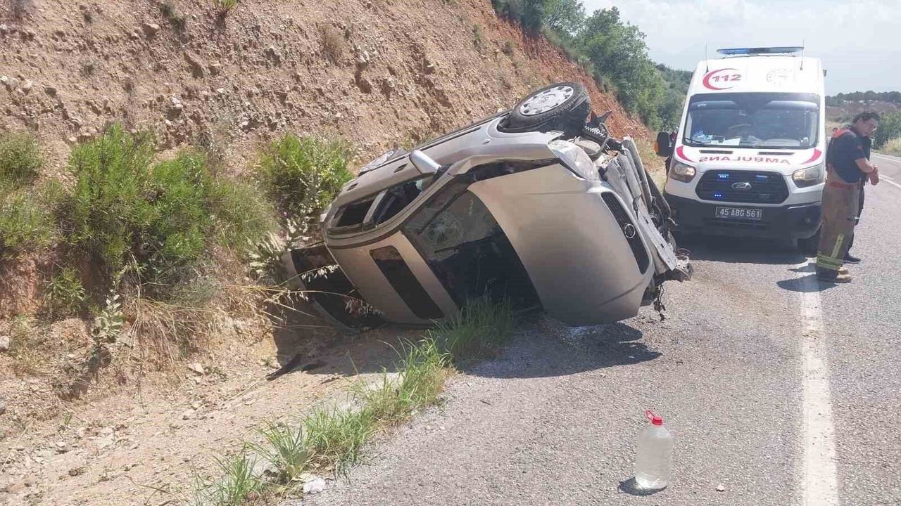 Manisa'da otomobil takla attı: 2 yaralı