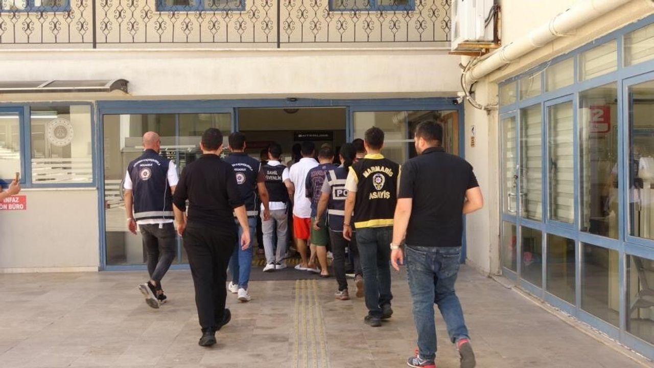 Marmaris'te göçmen kaçakçılığı operasyonunda yakalanan 7 şüpheli tutuklandı