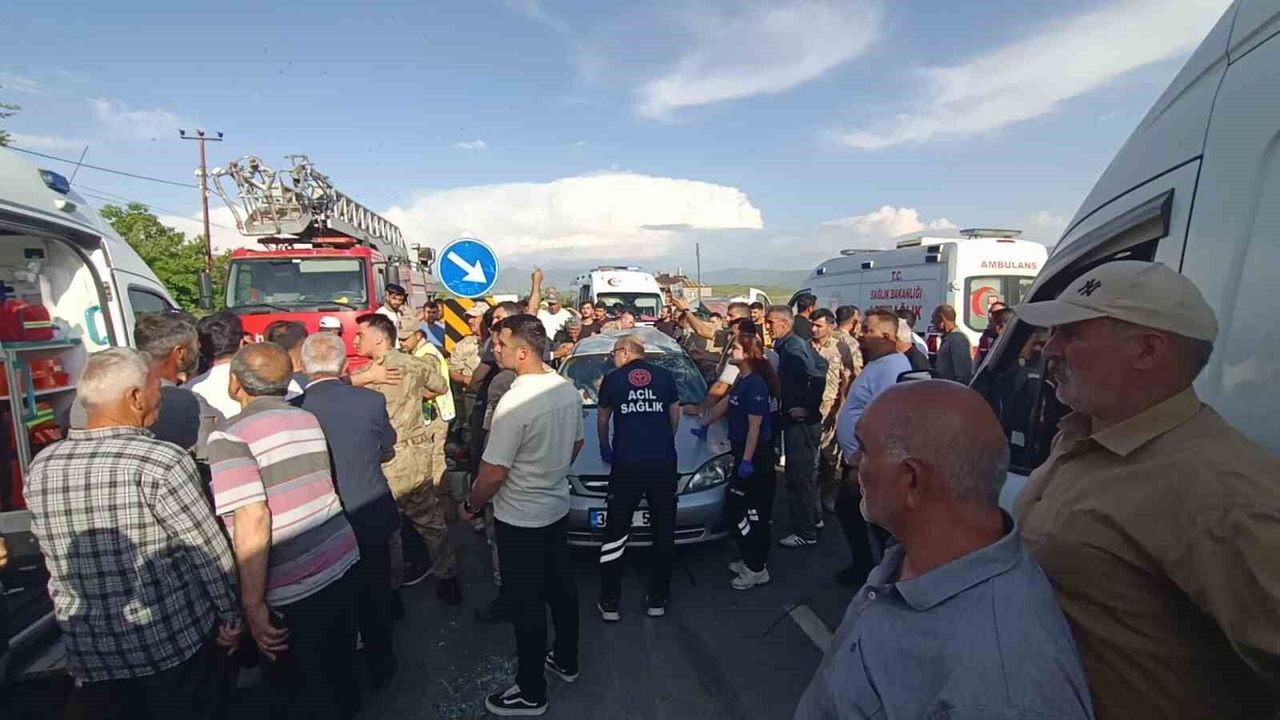 Muradiye'de otomobil ile minibüs çarpıştı: 5 yaral