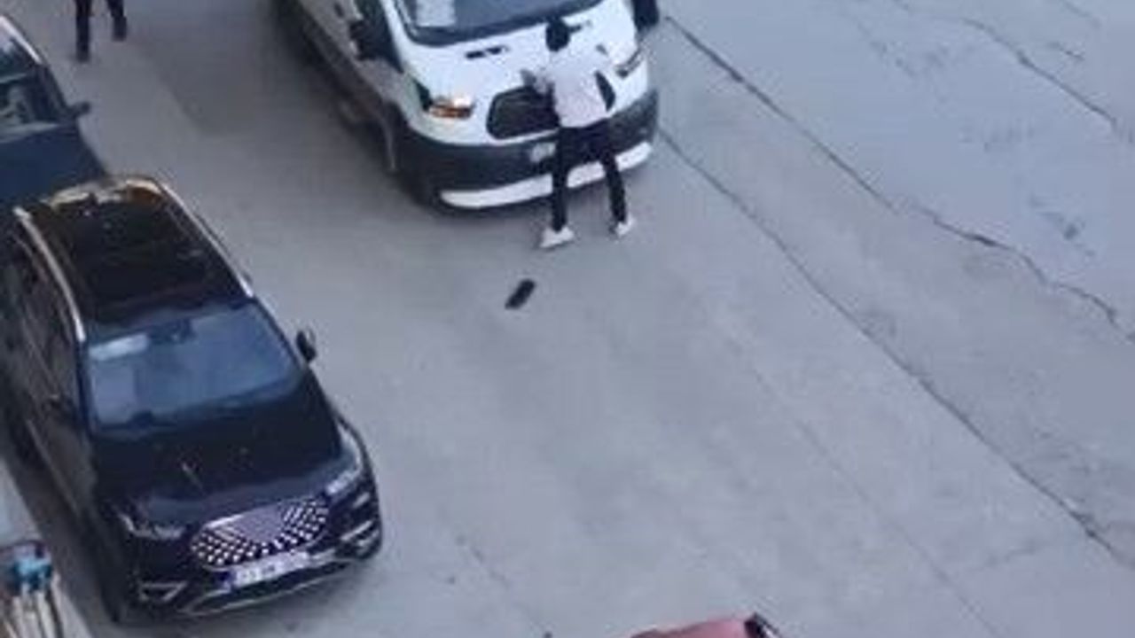 Önünü kestiği yolcu minibüsünü yumrukladı