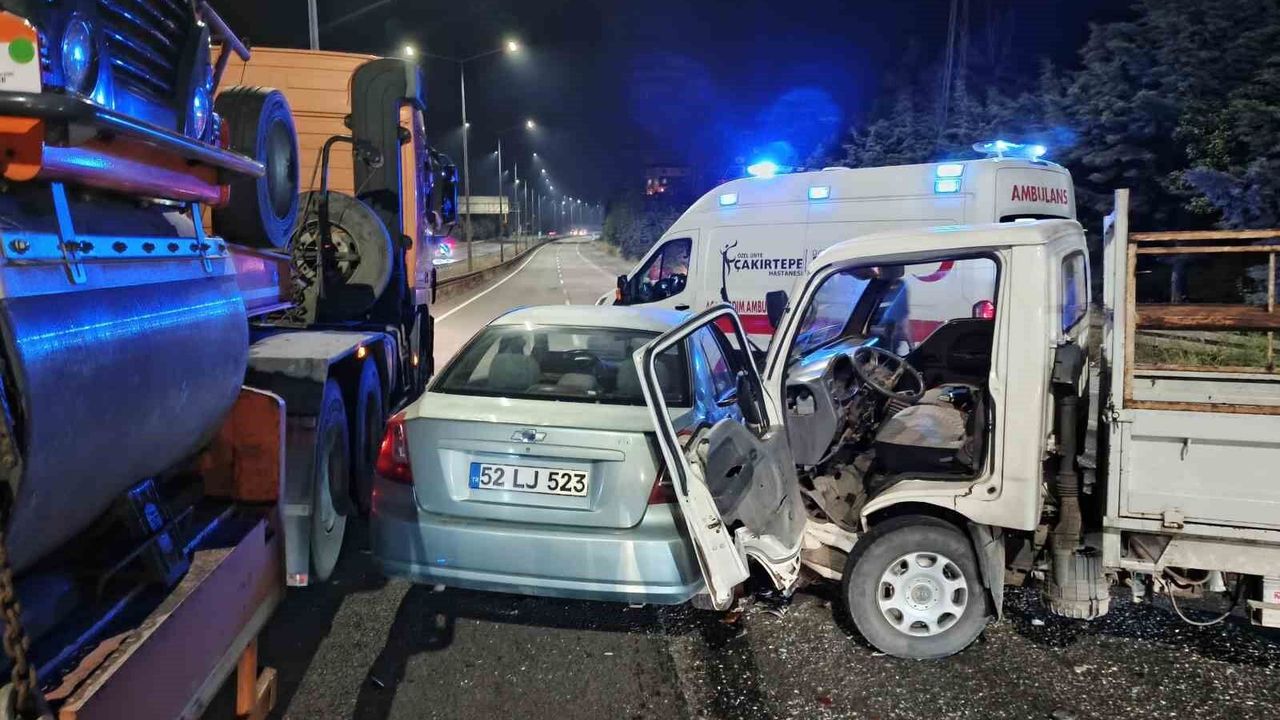 Ordu'da kamyonet ile otomobil çarpıştı: 1 ölü, 1 y