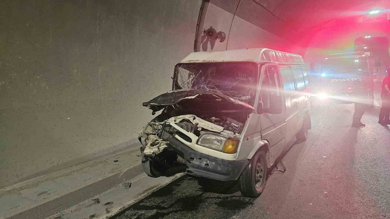 Osmangazi Tüneli içindeki trafik kazasında, 1'ağır 3 kişi ya