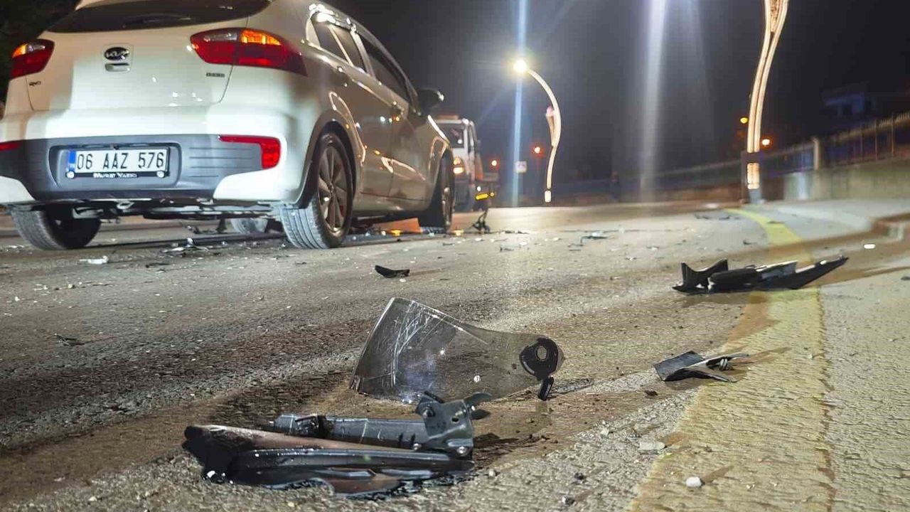 Otomobil ile kafa kafaya çarpışan motosiklet sürüc