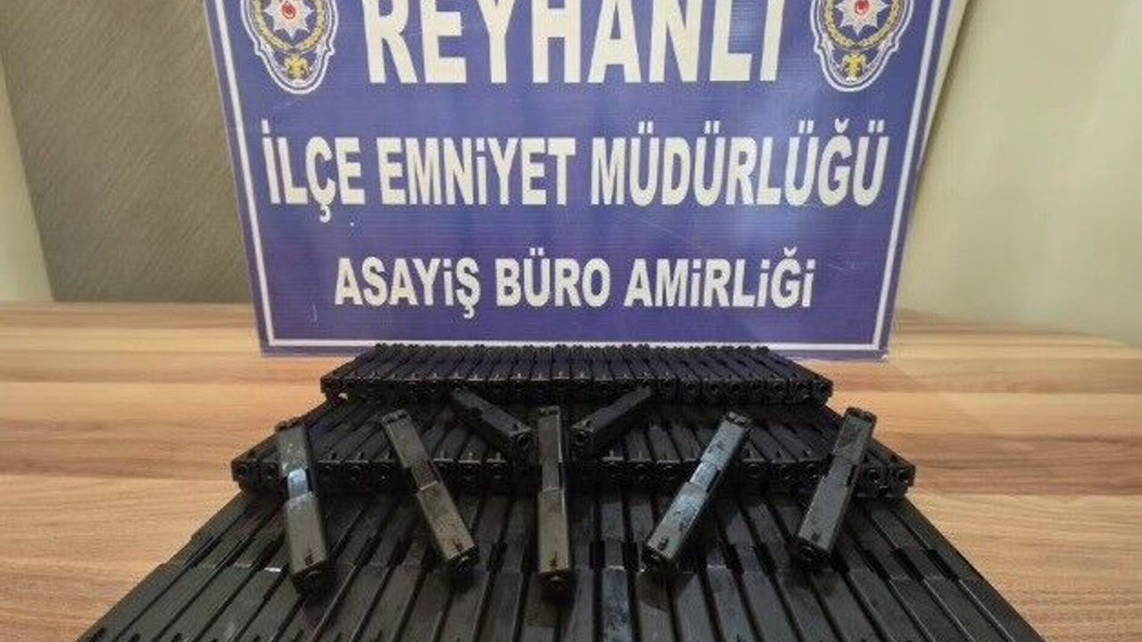 Otomobilin bagajındaki zuladan onlarca silah parçası çıktı