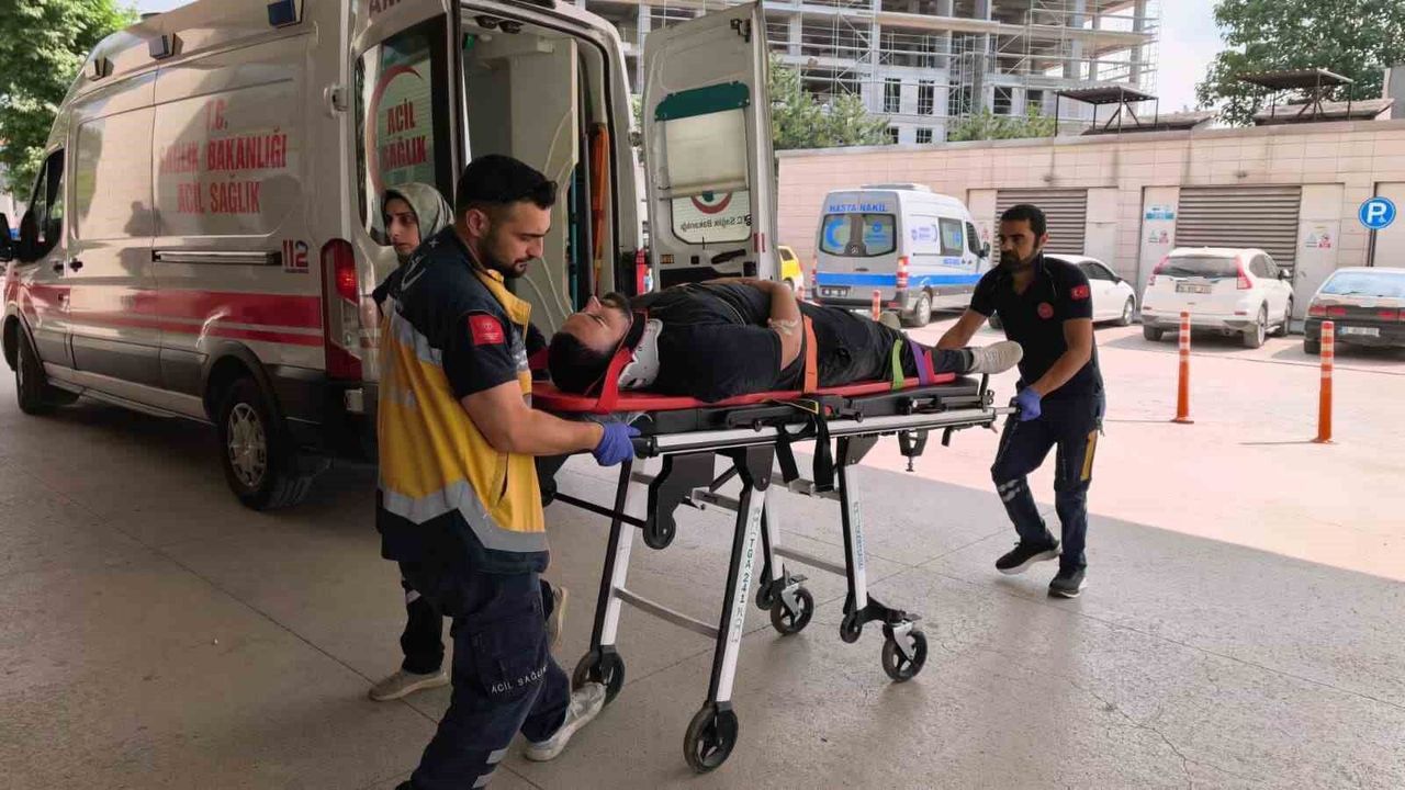 Otomobille çarpışan motosikletli yaralandı: Kaza anı kamerad