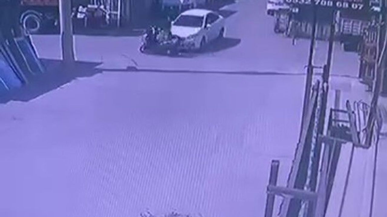Otomobille motosikletin çarpıştığı kaza anı kamera