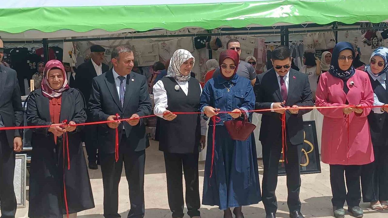 Özalp Halk Eğitim Merkezi Müdürlüğünün yılsonu sergisi yoğun