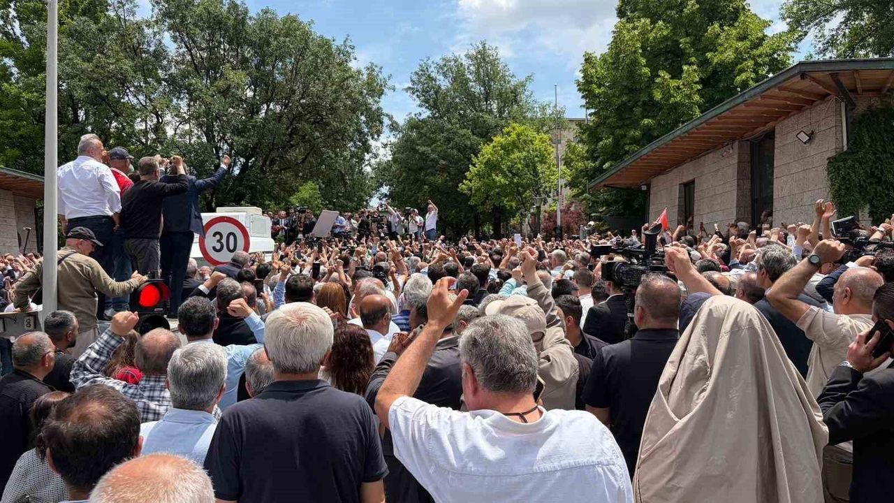 Özgür Özel TBMM önündeki kalabalığa seslendi