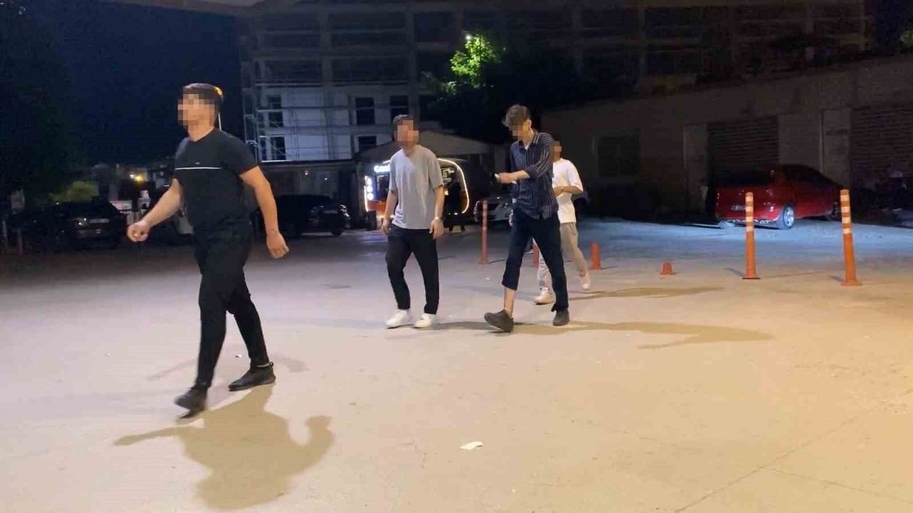Parktaki gençlere pompalı tüfekle saldırdı: 10 yaralı