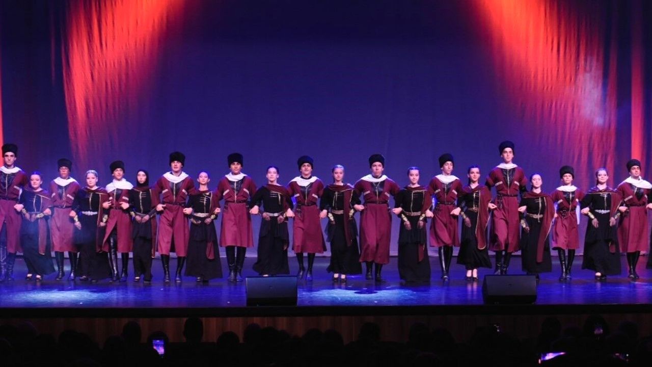 Sahnede Kafkas rüzgarı