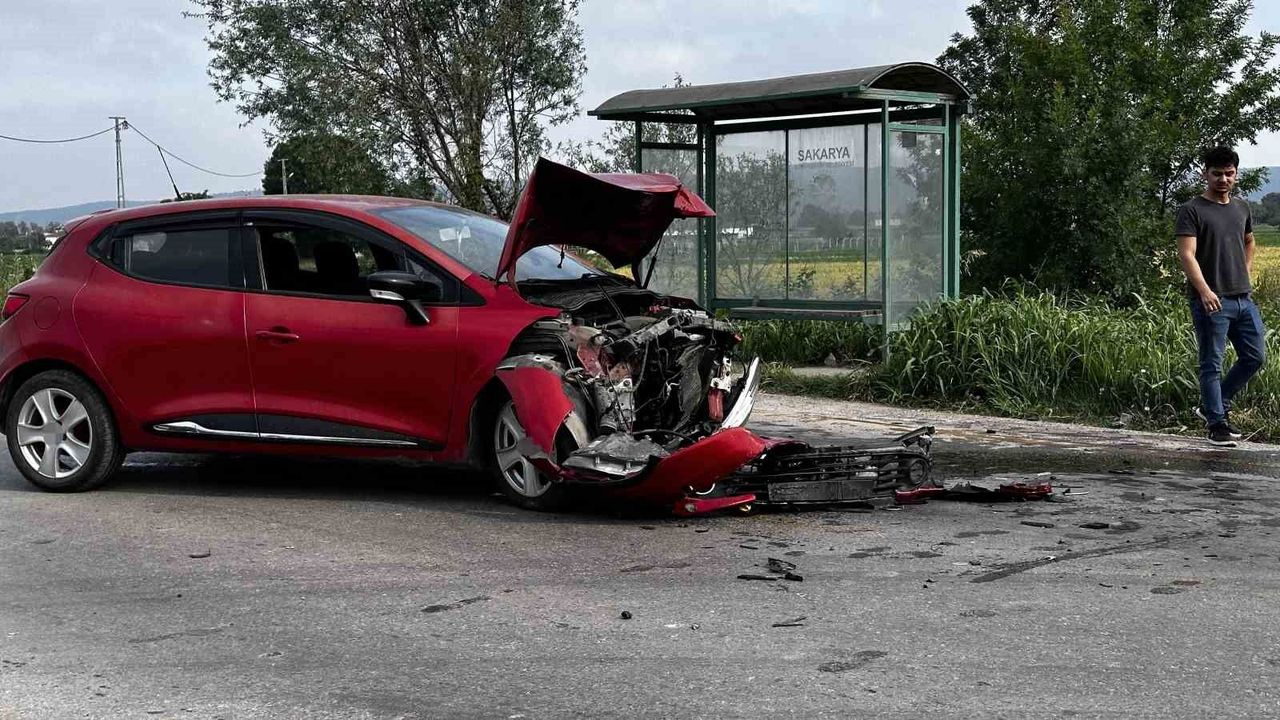 Sakarya'da otomobiller kafa kafaya çarpıştı: Kazada yaralana